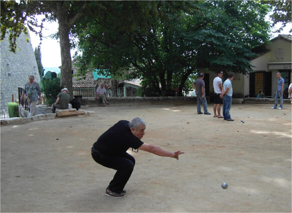 Une partie de pétanque